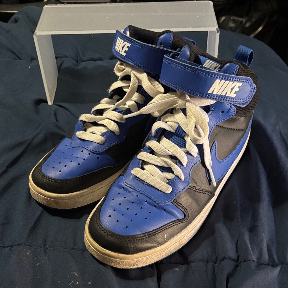 Nike Mid-Top Sneakers in Blue, Black, and White Boys Sneakers 5.5Y